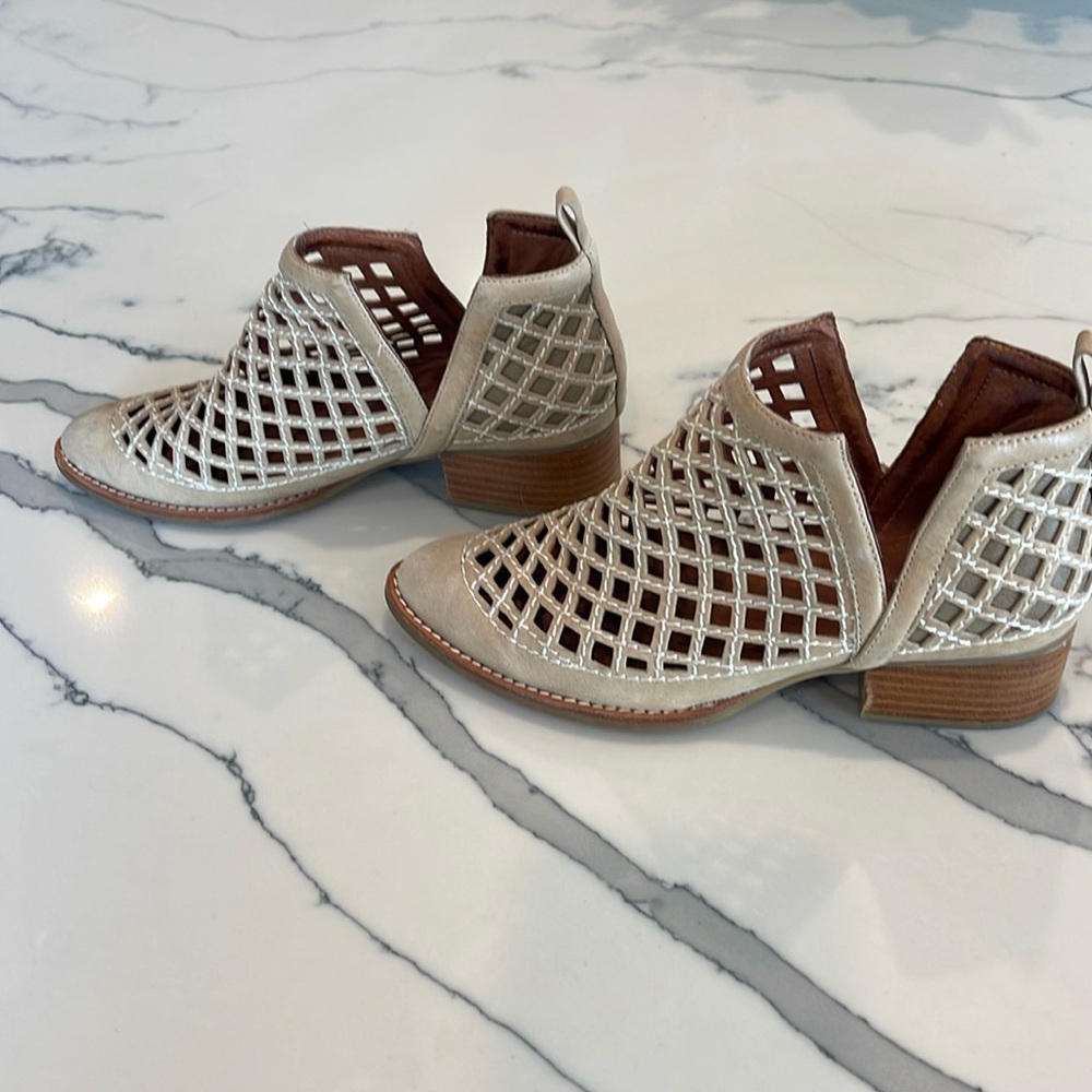 Jeffrey Campbell size 6.5 bootie